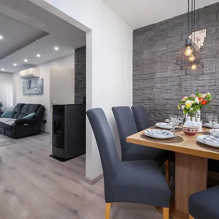 Apartament Gorgeous In With Wifi Pula