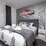 Appartement 3 Bedroom Stunning In Pula
