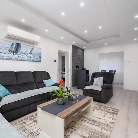 Apartman Amazing In With Wifi Pula