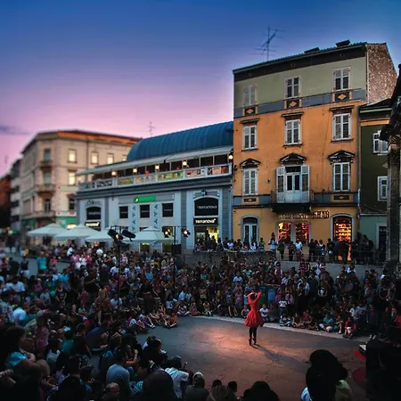 Apartman Amazing In With Wifi Pula