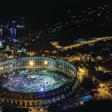 Apartman Amazing In With Wifi Pula